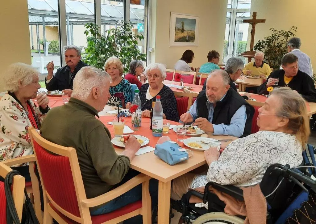 Die Gäste ließen sich beim Sommerfest in der KINZIGALLEE Köstliches aus der Küche schmecken