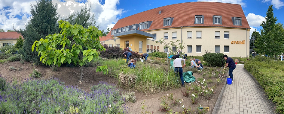 Fleißige Helfer in der Außenanlage