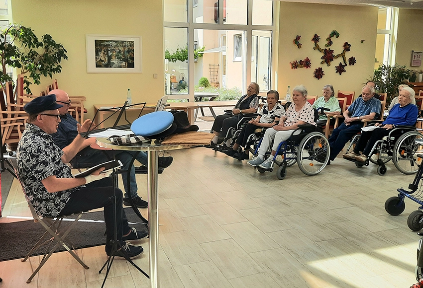 Publikum und Schauspieler im Pavillon