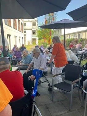 Zur Maifeier trafen sich Bewohnerinnen und Bewohner der ALTEN SCHLOSSGÄRTNEREI in Rastede im Garten.