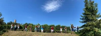 Der Posaunenchor Hilsbach spielt auf einer Wiese vor dem Pflegeheim Haus Burgblick Sinsheim.