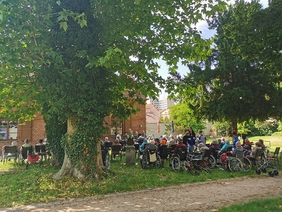 Bewohnerinnen und Bewohner bei Konzert im Park