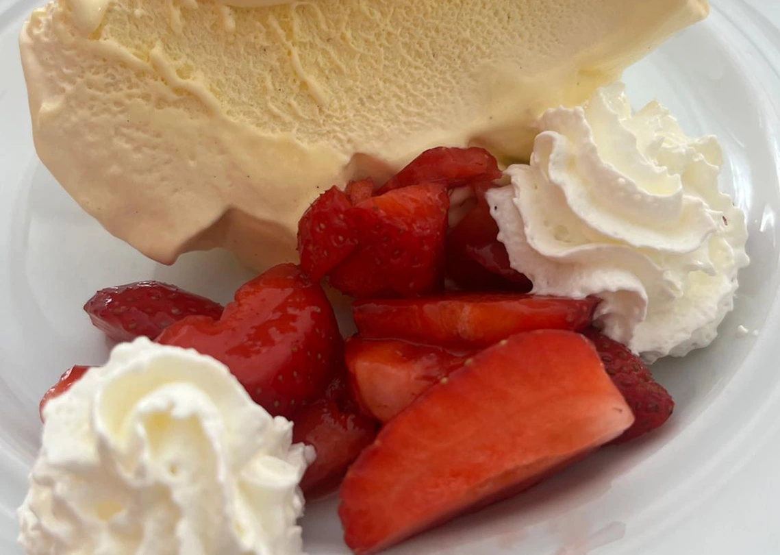 Cremiges Vanilleeis, frische Erdbeeren und Sahner - das gab es beim Erdbeerfest in der Sinsheimer avendi-Pflegeeinrichtung.