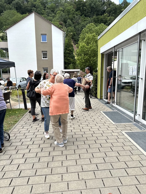 Zur Musik wurde beim Sommerfest der avendi-Einrichtung AN DEN DREI MÜHLEN in Bad Dürkheim getanzt.