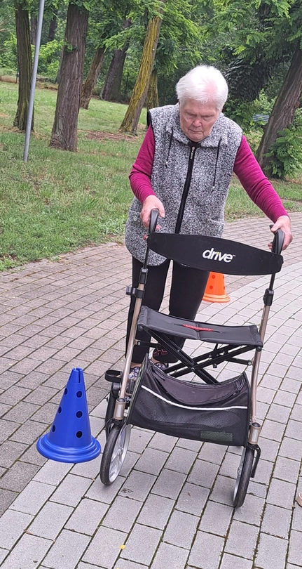 Frau mit Rollator im Parcours