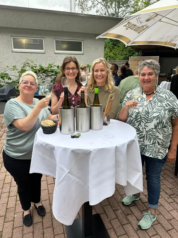 Pflegedienstleitungen und Mitarbeiterinnen aus der Zentrale genießen den gemeinsamen Feierabend bei der PDL-Tagung