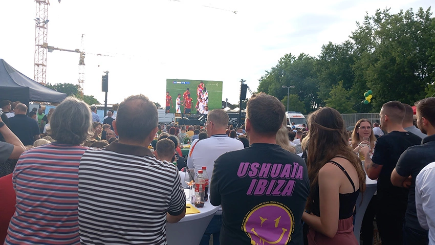 Public-Viewing beim Sommerfest