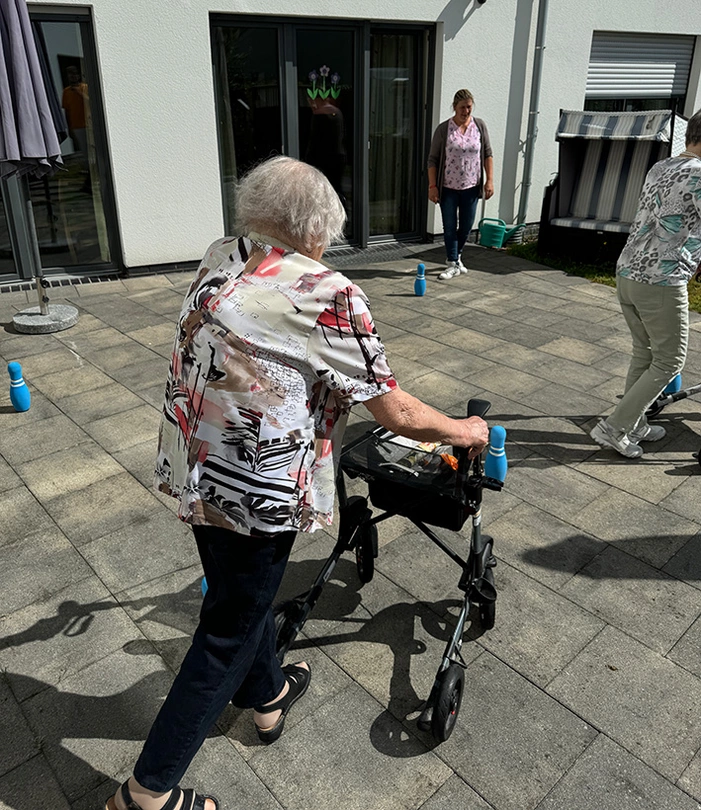 Seniorin bewältigt Parcours mit Rollator