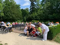 Ausflug in den Rosengarten: Die Bewohnerinnen und Bewohner der WILHELMSHÖHE legten beim Kurztrip ein Picknick ein.