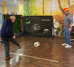 Beim Torwandschießen stellten die Bewohner Heimleiter Manuel Unger fast in den Schatten