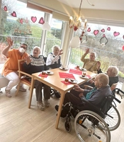 Pflegeheim-Bewohner vom HAUS BURGBLICK in Sinsheim-Weiler feiern Valentinstag mit Kaffee, Kuchen und Basteln.