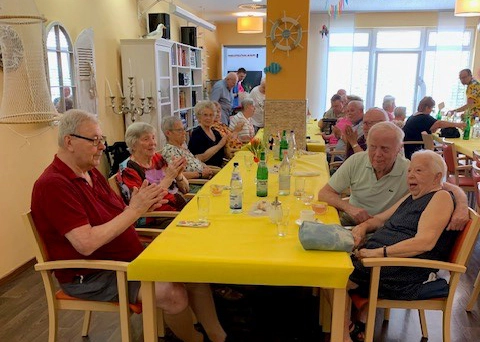 Bewohnerinnen, Bewohner und Gäste trafen sich beim Sommerfest in der Cafeteria der avendi-Pflegeeinrichtung.