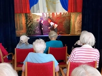 Publikum verfolgt Darbietung des Marionettentheaters Weiss