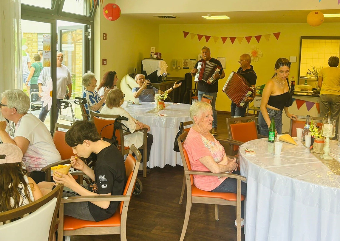 In der Cafeteria und im Außenbereich der Wieslocher WILHELMSHÖHE war beim Sommerfest ordentlich was los.