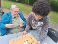 Seniorin spielt Spiel mit Schüler