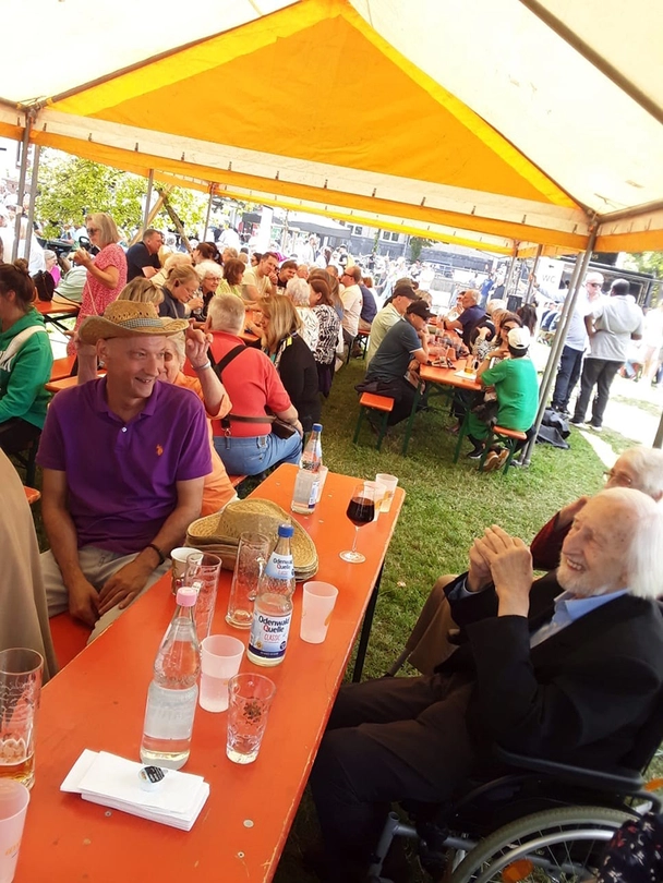 Bewohnerinnen und Bewohner aus dem LANZGARTEN besuchen das Lanz-Park-Fest