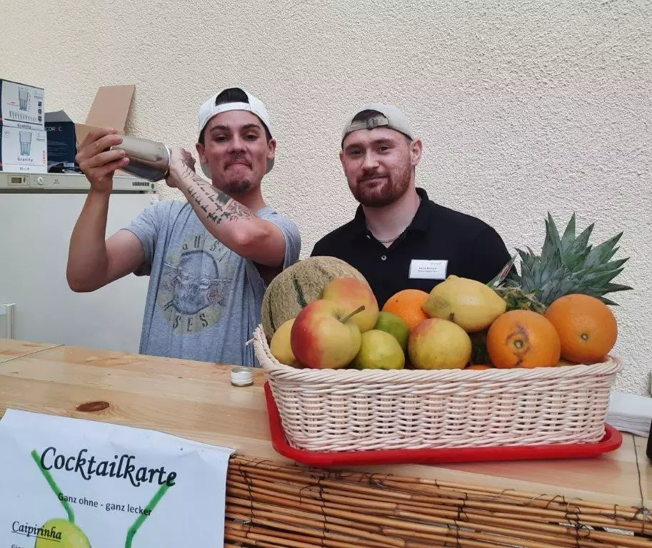 An der Cocktailbar gab es trotz Regenwetters Sommerlaune.