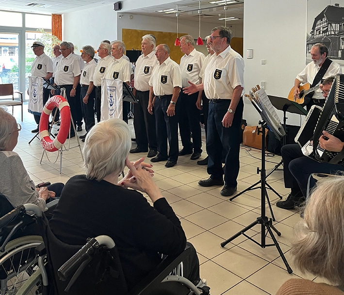 Die Rheinauer Seebären singen vor Publikum in der Cafeteria