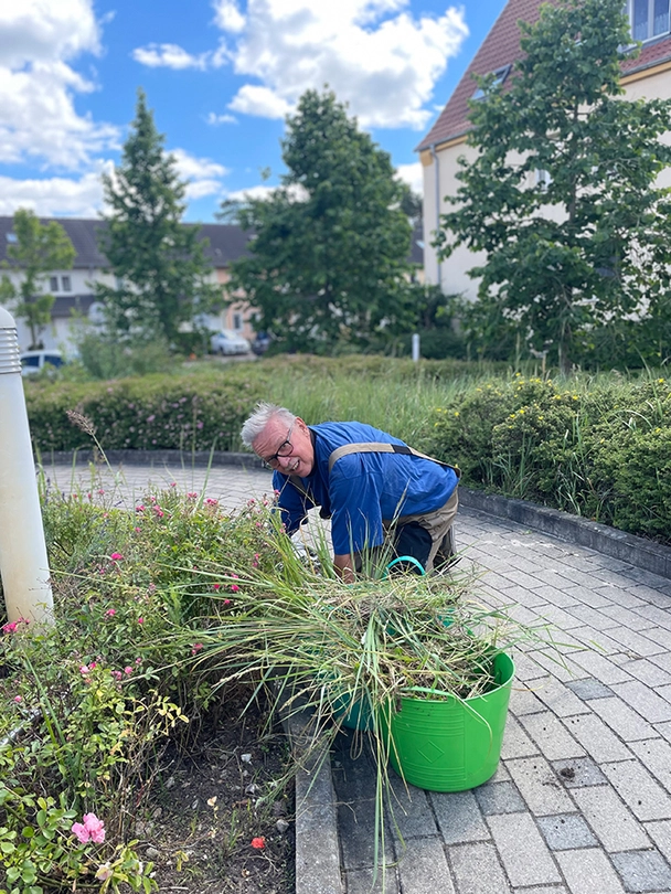 Mann beim Unkraut jäten