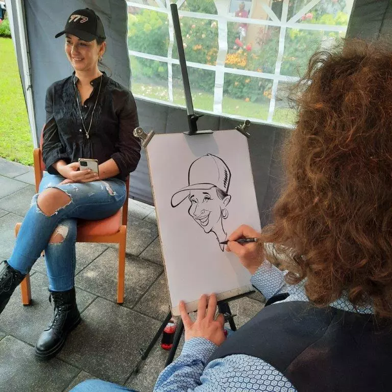 Karikaturist Marcel Bender zeichnete für die Gäste beim Sommerfest in der Kehler KINZIGALLEE