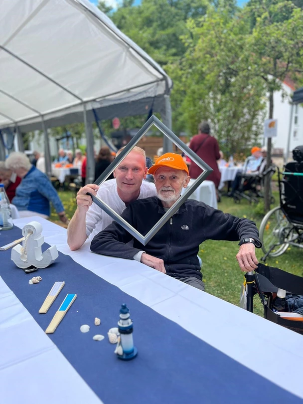 Spaß hatten der Bewohner und Heimleiter Robert Roch beim Fotografen, der das Sommerfest des avendi-Pflegeheims begleitete.