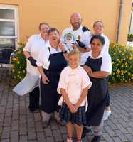 Gruppenfoto des Küchen-Teams mit Melina und Franz