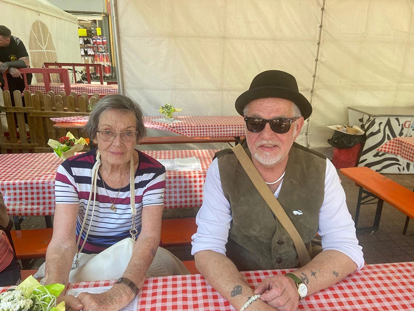 Man und Frau im Zelt am Tisch