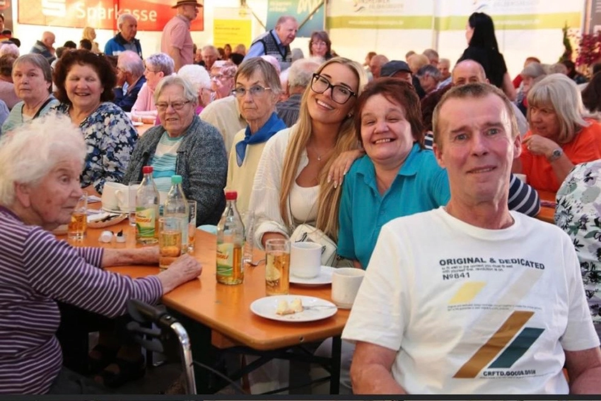 Gruppenbild im Festzelt