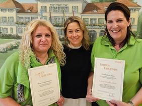 Heimleiterin Sabrina Aristow zwischen Franca und Babette.