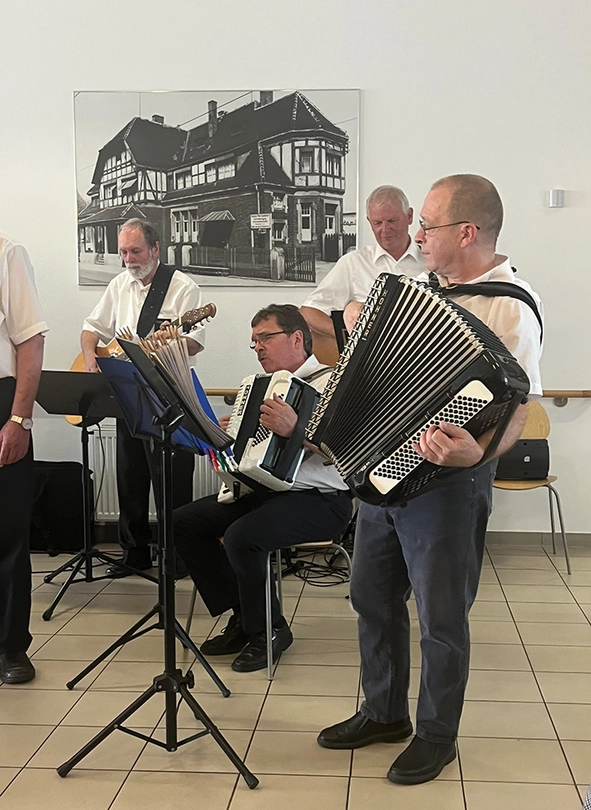 Musiker mit Akkordeon, Gitarre und anderen Instrumenten