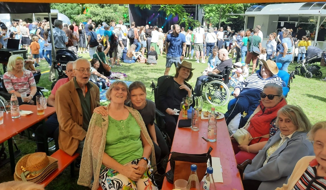 Die Gruppe aus dem Mannheimer LANZGARTEN hat viel Spaß beim Lindenhöfer Lanz-Park-Fest