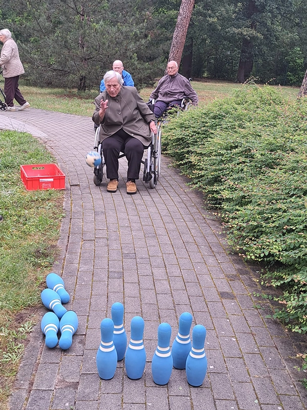 Mann im Rollstuhl kegelt