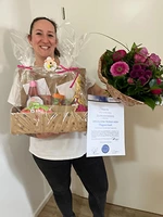 Tamara Fritz mit Blumen und Geschenkkorb.