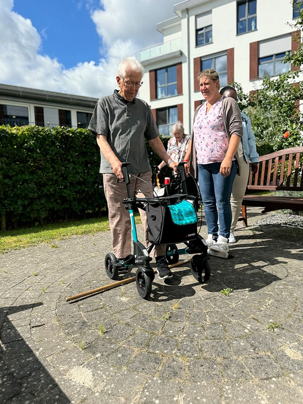 Senior überquert Hindernis mit Rollator