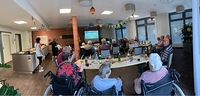 Bewohner und Pfleger trafen sich in der Cafeteria der WILHELMSHÖHE zum gemeinsamen Fußballschauen.